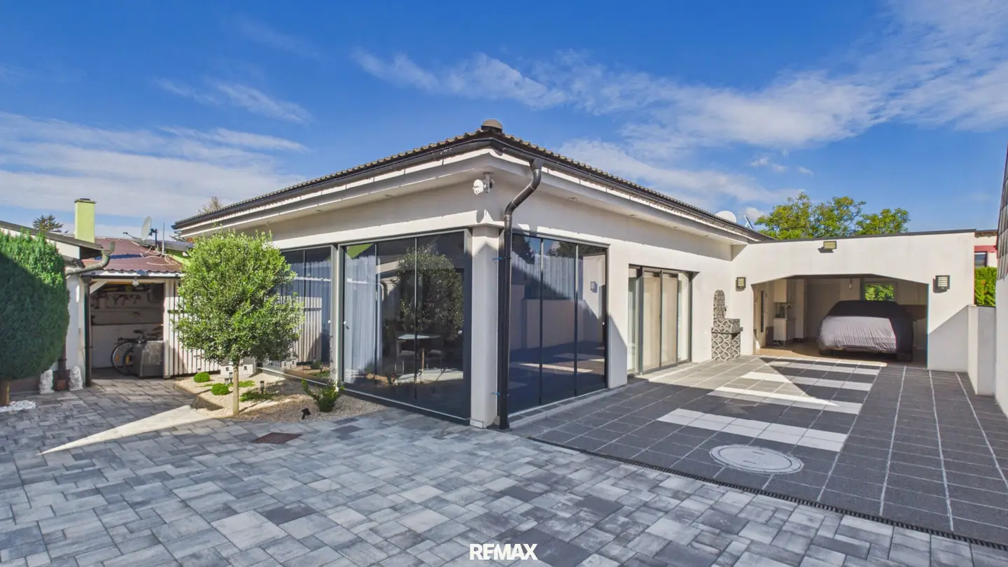 TWO HOUSES – ONE HOME Modern living for two families on 644 m² plot