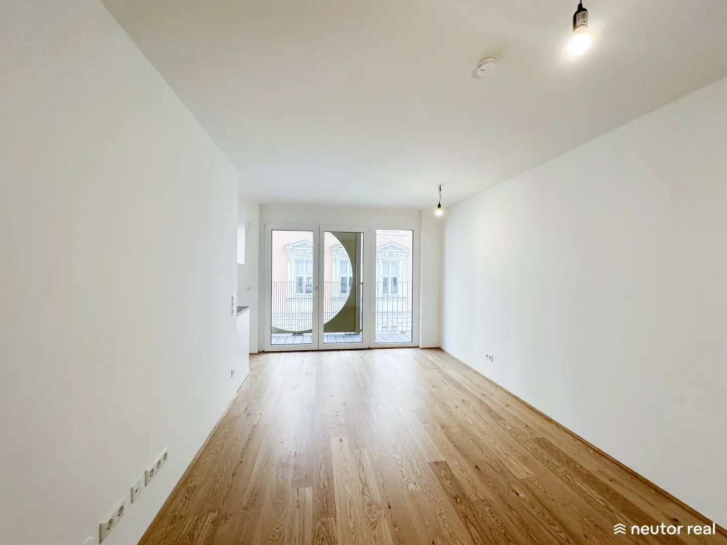 Charming 2-room apartment with balcony - living at the pulse of the times with excellent subway connections in the heart of Mariahilf
