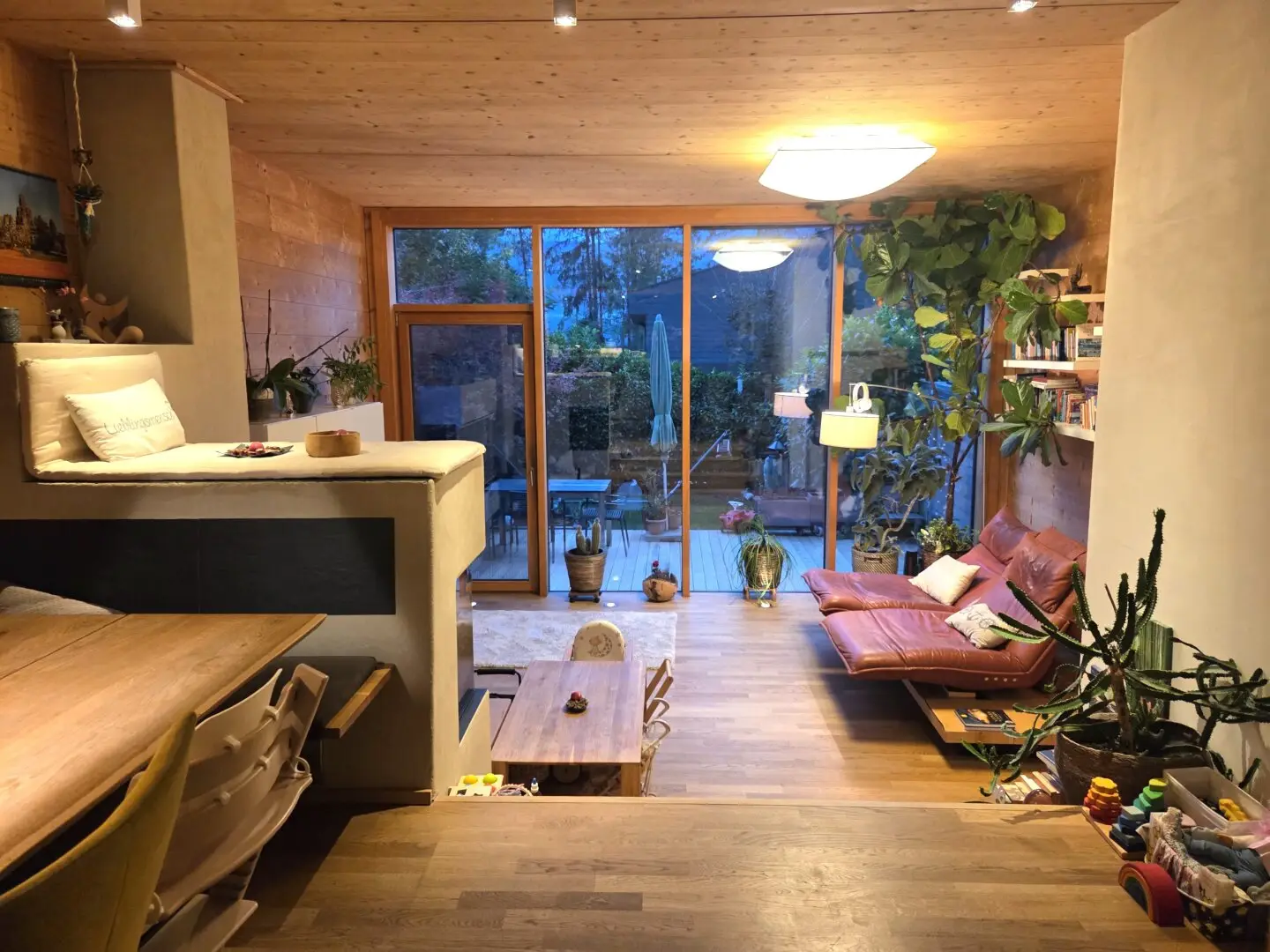 Blick vom Essbereich in den Wohnraum