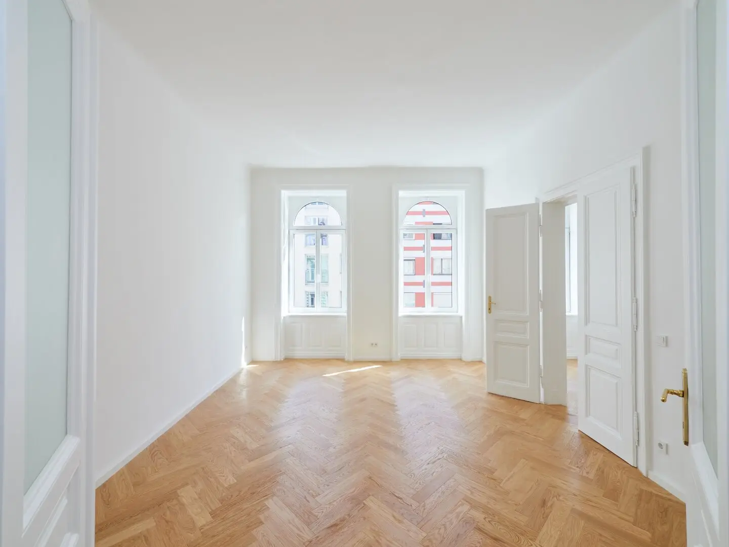 Near Botanical Garden - First Occupancy After Renovation – Old Building Charm with Herringbone Parquet and Wing Doors