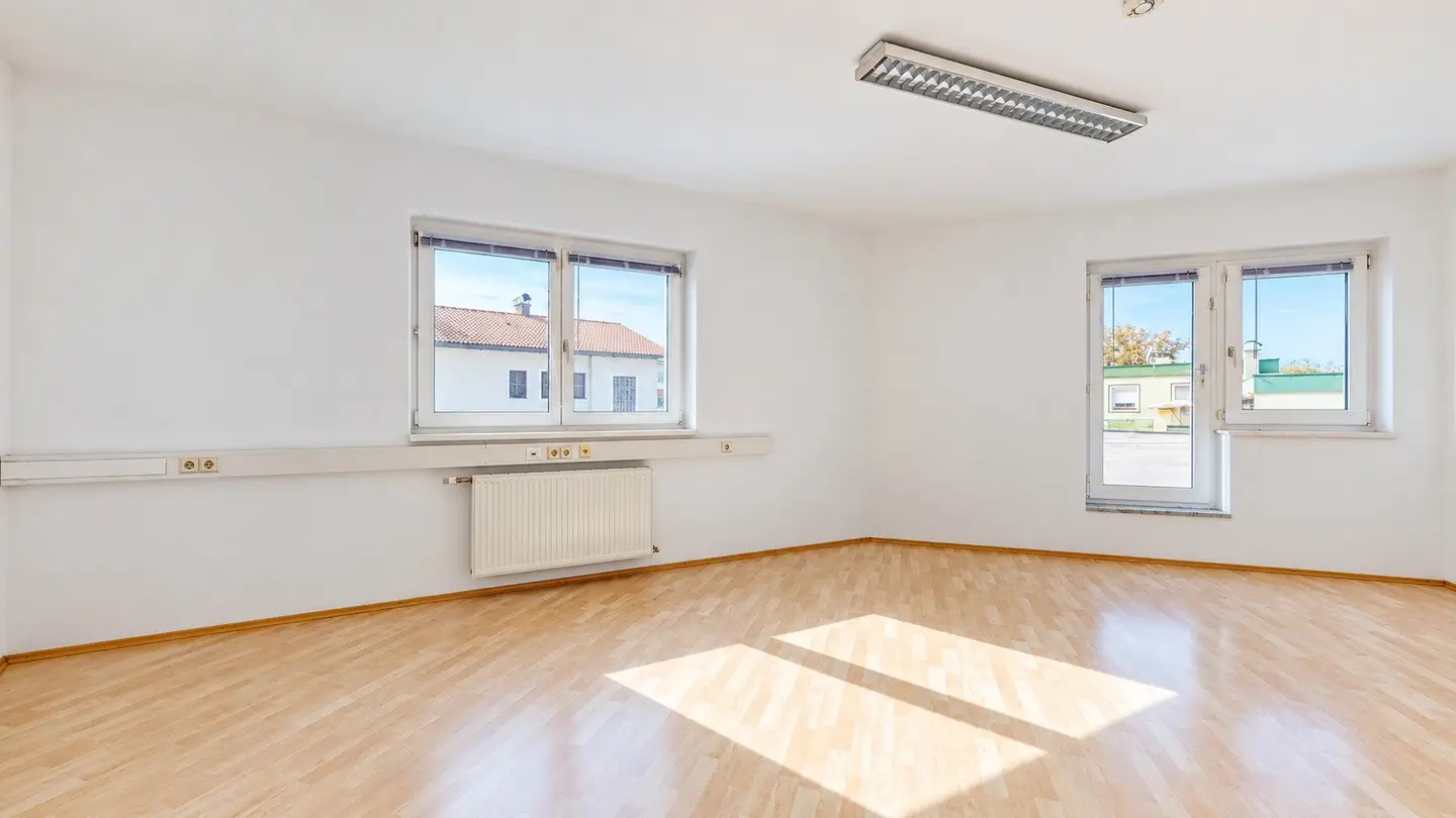Büro – helle Raumperspektive