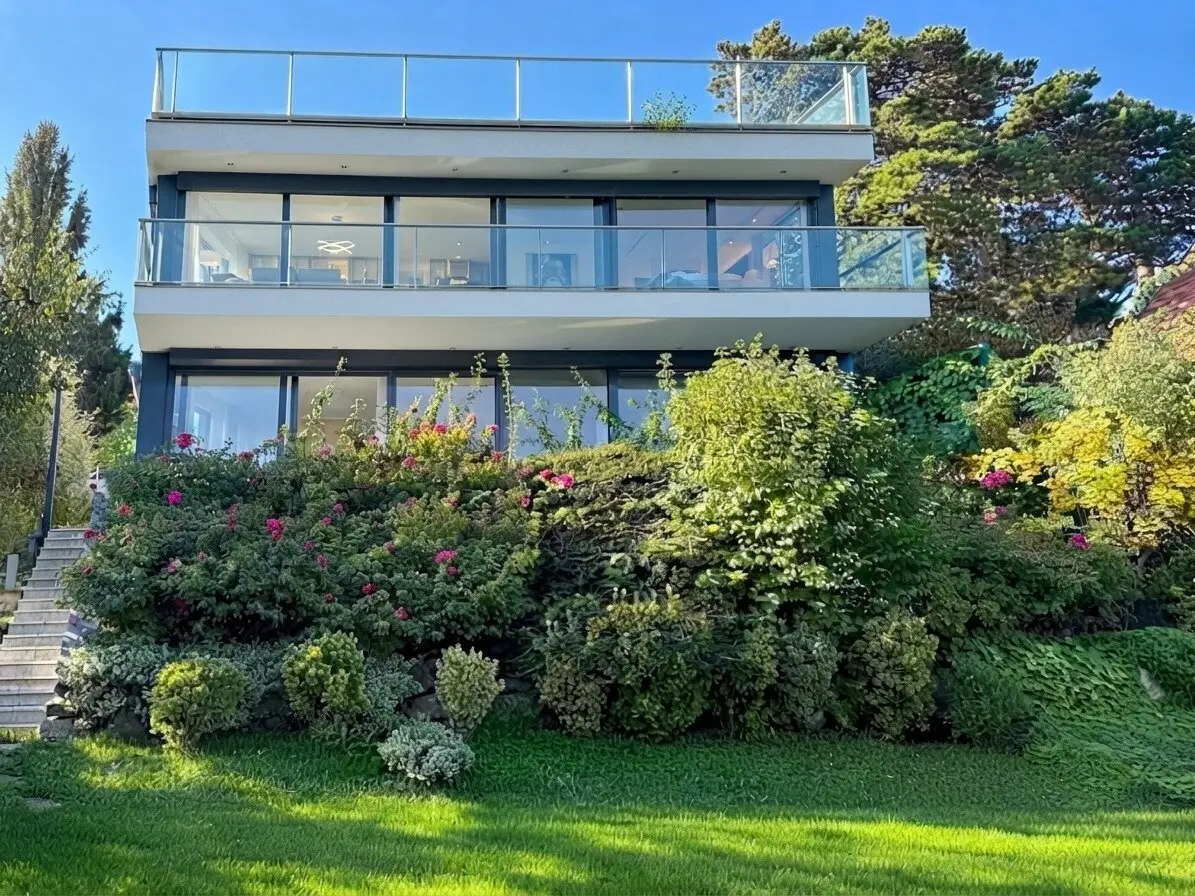 Modern villa in Weidling – Light filled living on three levels
