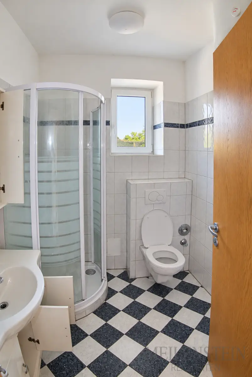 Bad mit Dusche und WC