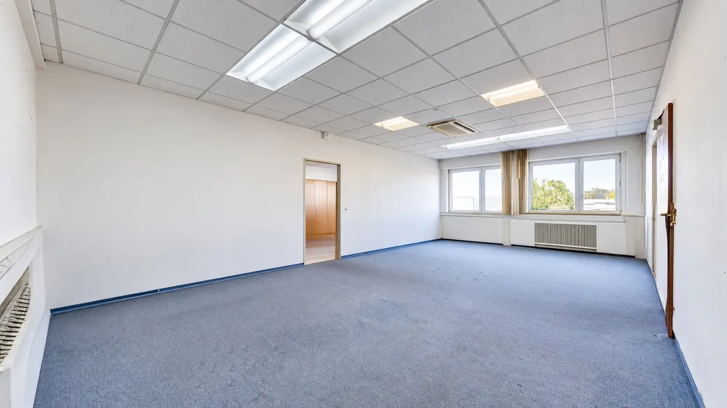 96.67 m² office in Klagenfurt: 3 bright, air conditioned rooms & parking