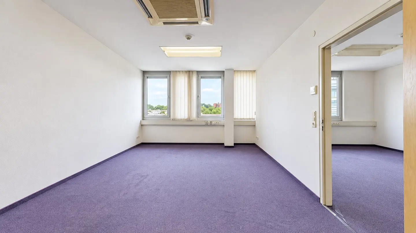 Drei helle Büros auf 91,80 m² mit Parkplatz – Seminarraum optional