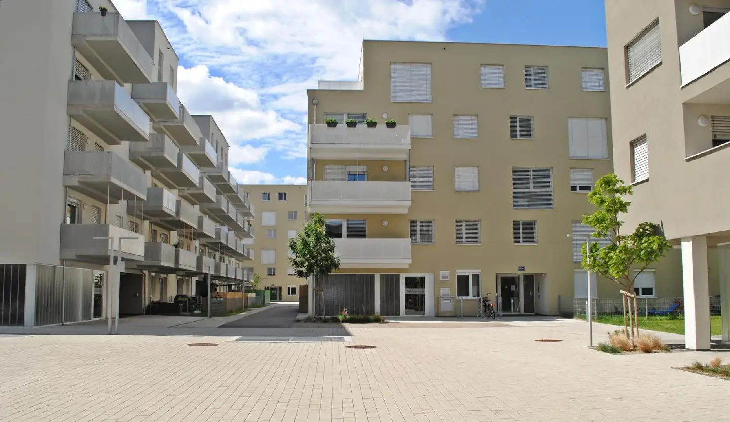 Moderne Wohnung mit Deckenkühlung und Balkon