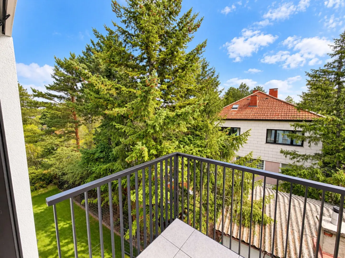 Hochwertiger Erstbezug mit Balkon für Singles und Paare – Stellplatz inklusive