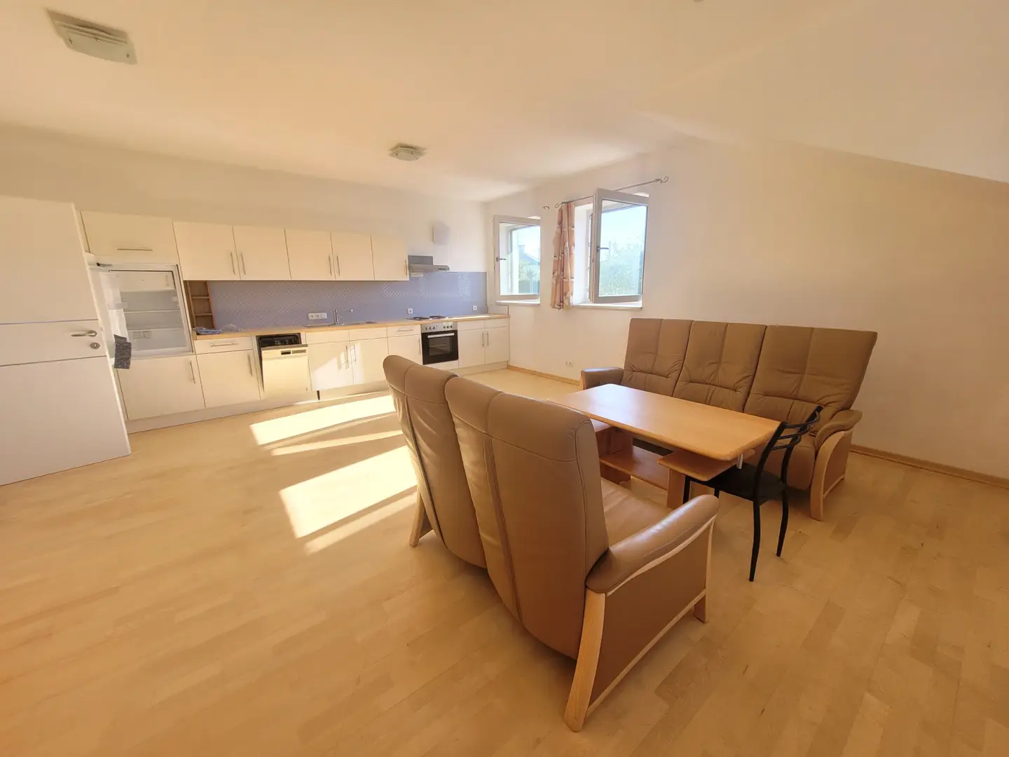 Bright apartment in town center with fitted kitchen and parking