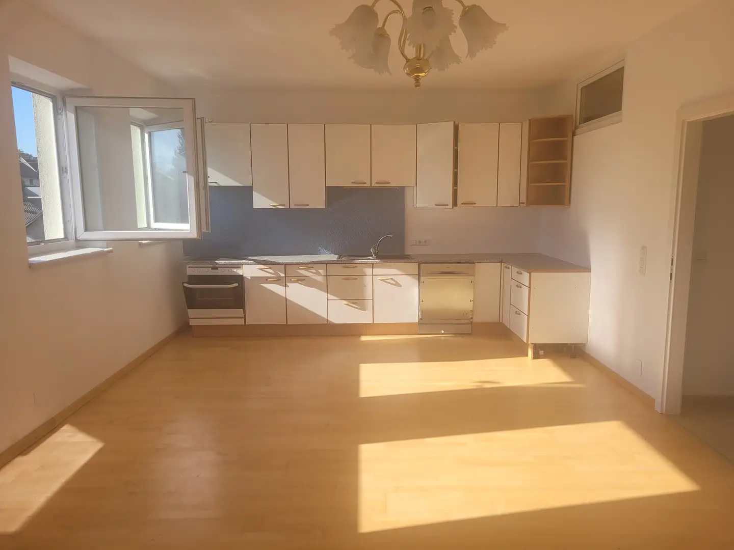 Quiet apartment with parking and fitted kitchen