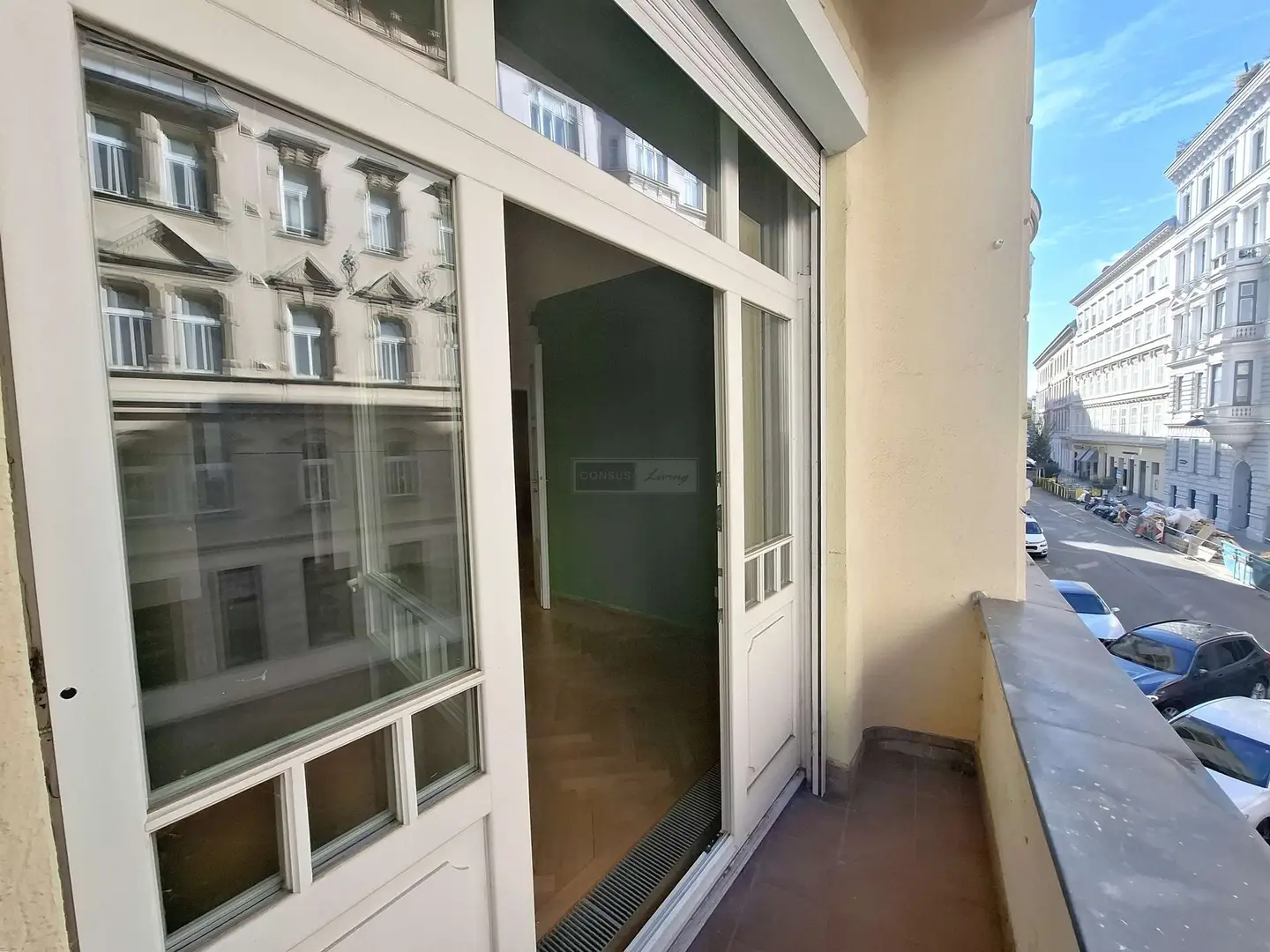 Sanierte Altbauwohnung mit Loggia und hohen Decken
