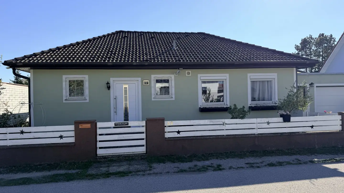 Modern 4-room bungalow with terrace, pool and garage ready to move in immediately