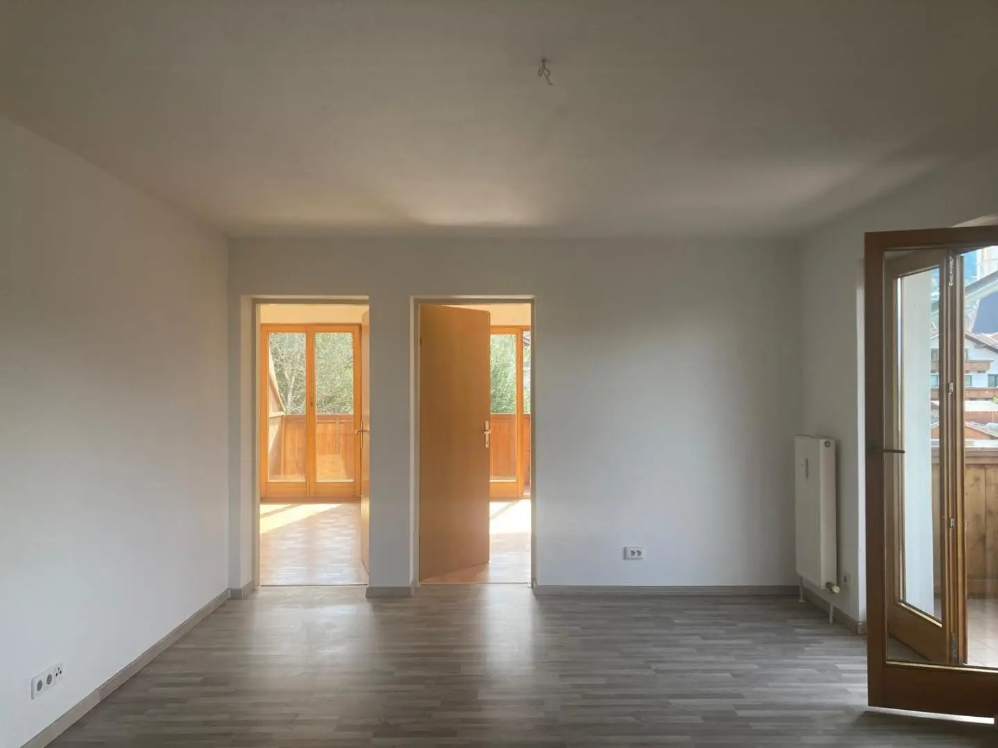 Sonnige Wohnung mit zwei Balkonen und Stellplatz