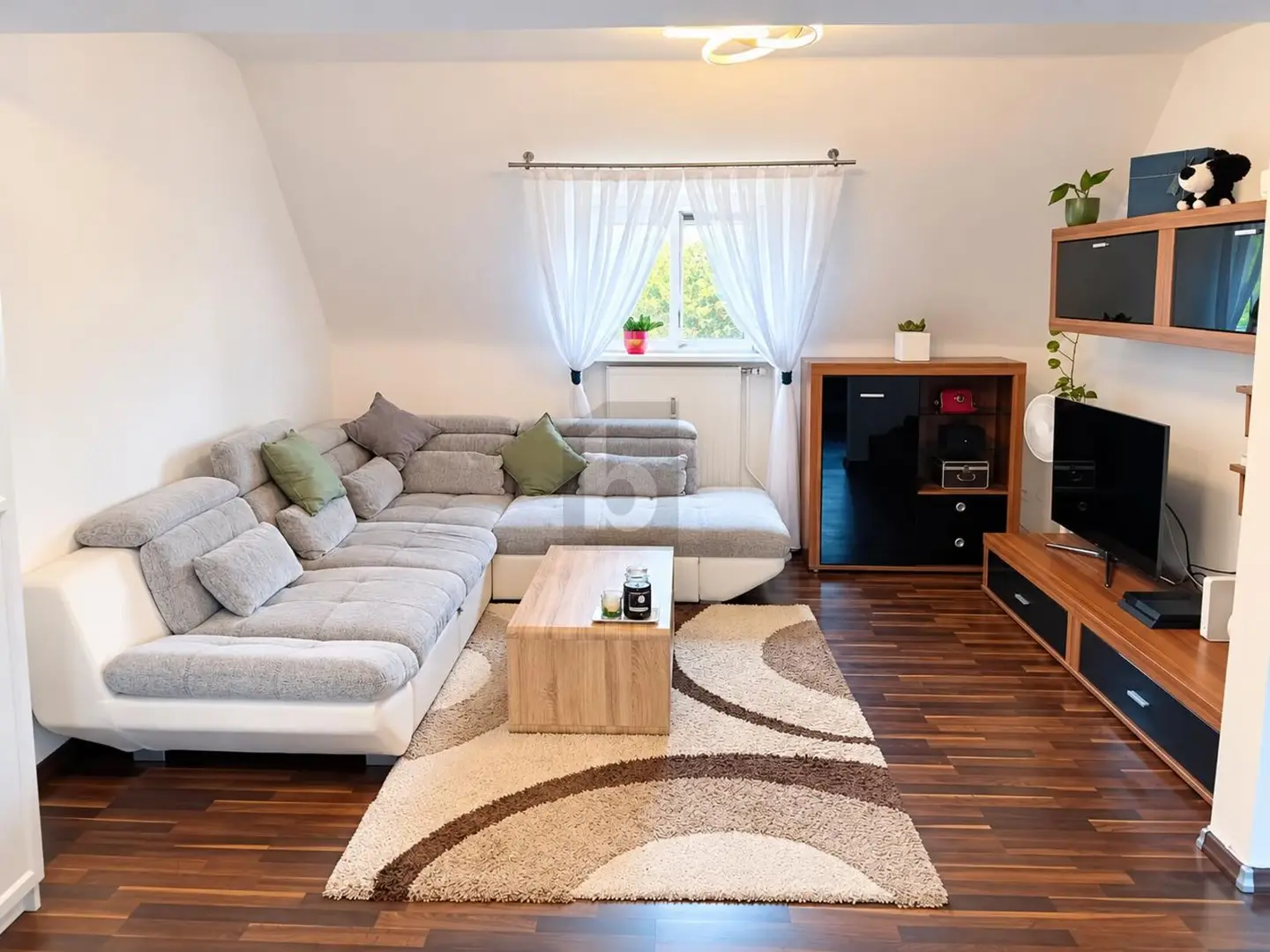 Bright Wohnung with open kitchen and communal garden