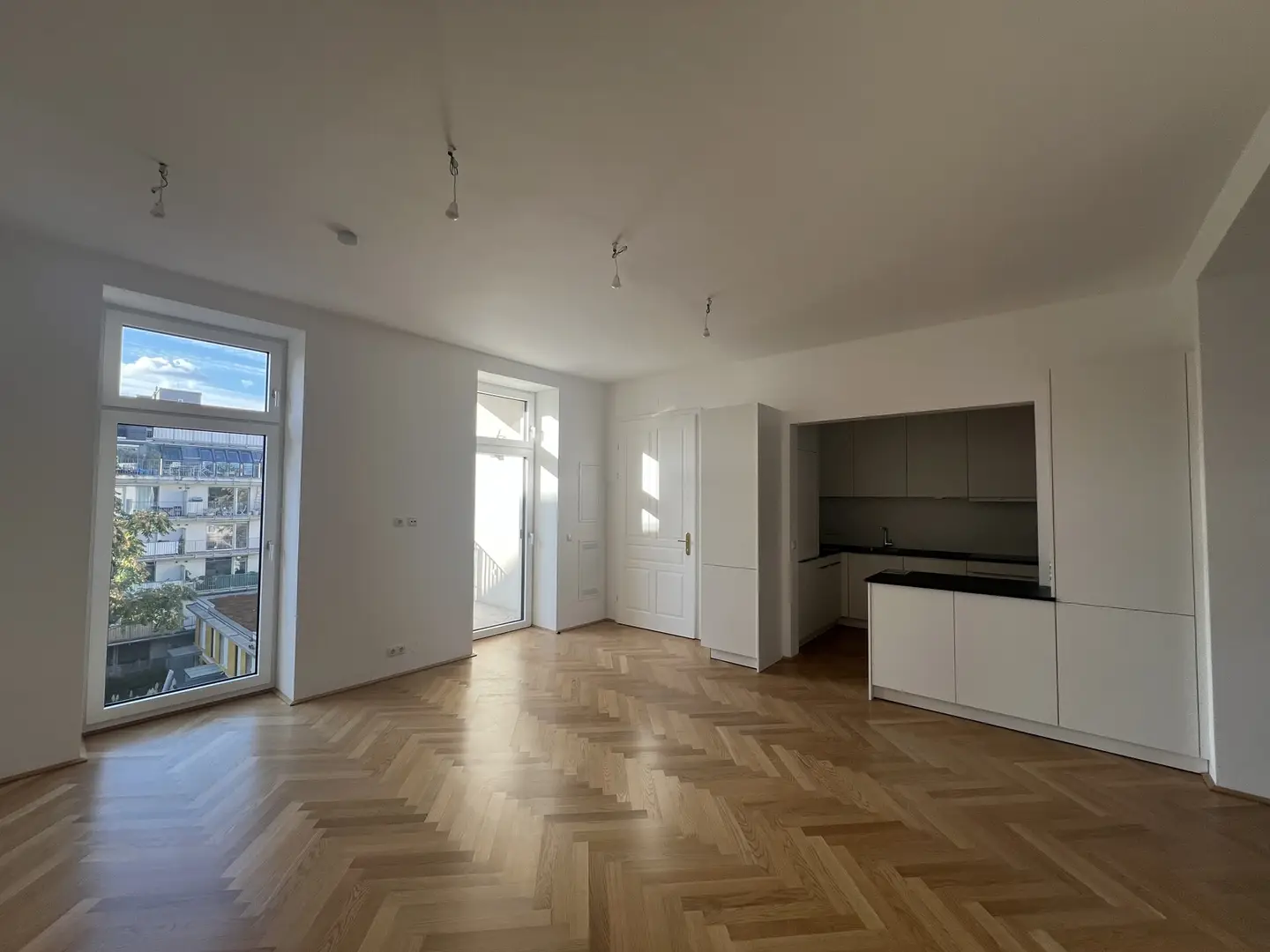 Helle Wohnung mit Innenhofterrasse und Parkett