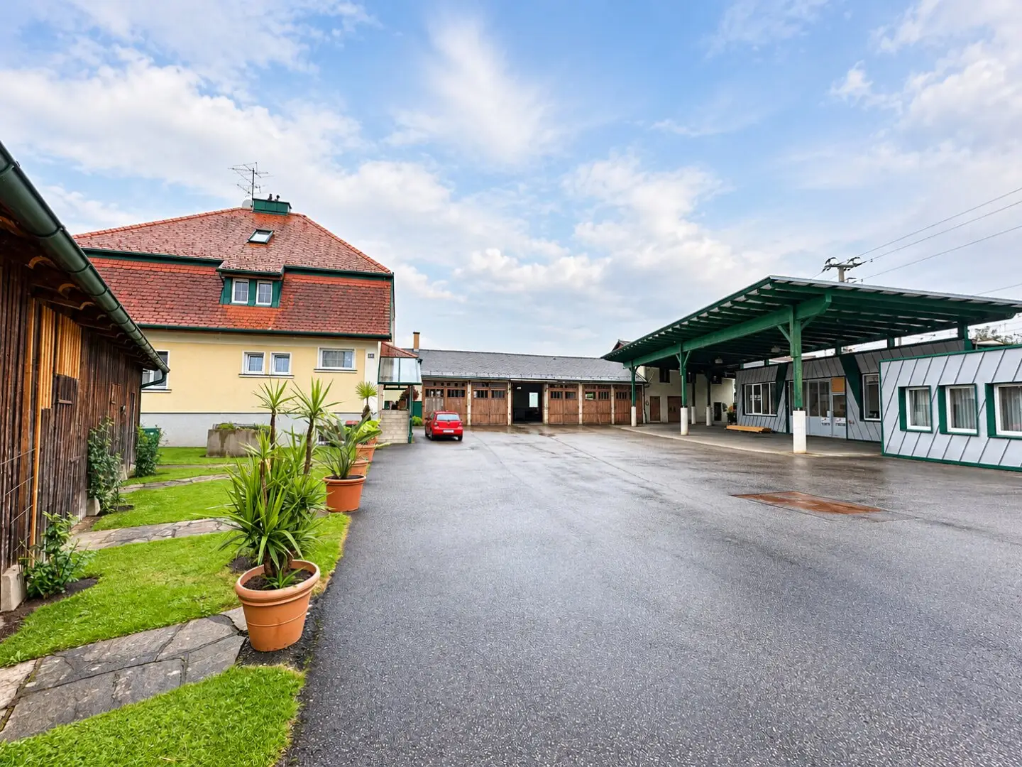 Wohnen und Arbeiten vereint – Vielseitige Liegenschaft mit großzügigem Einfamilienhaus, Gewerbehalle und umfangreichen Nutzungsmöglichkeiten in St. Veit an der Glan