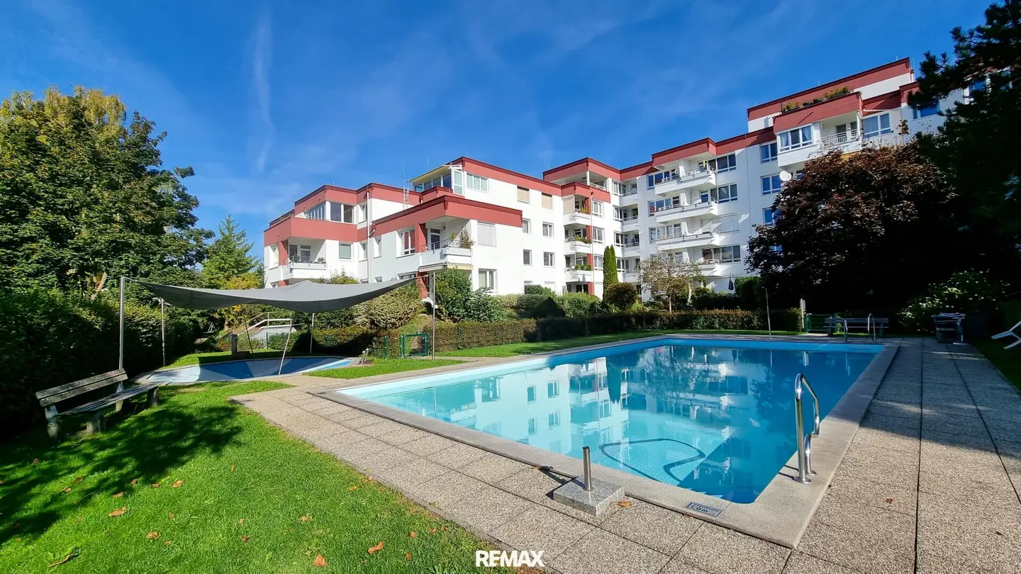 Light-flooded 1-room apartment with exclusive pool facility in sought-after location