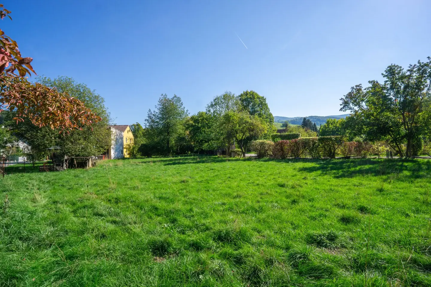 Build generously, live close to nature – 1.238 m² level building plot in the village centre of Laaben