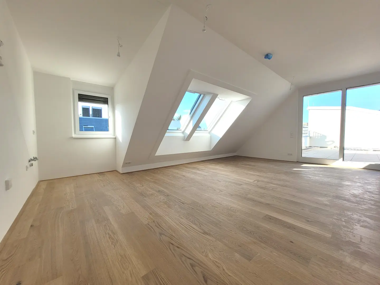 Neuwertige Dachgeschosswohnung mit großzügigen Terrassen
