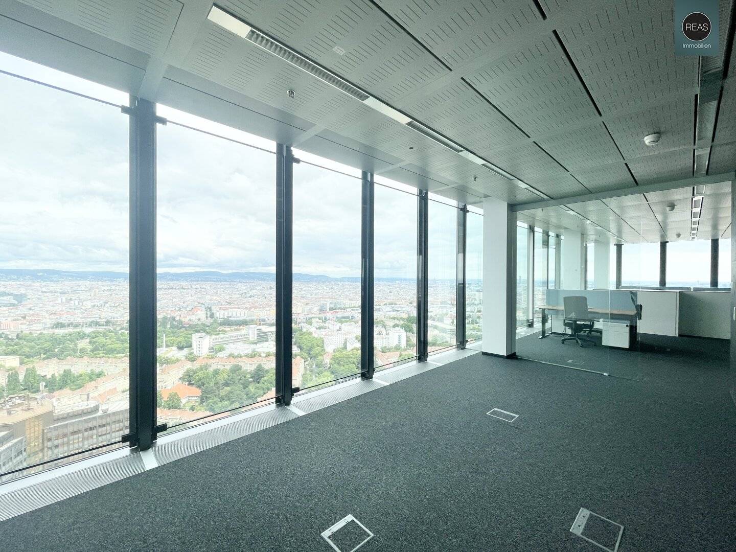 Komplette 18. Etage Bürofläche auf Wienerberg