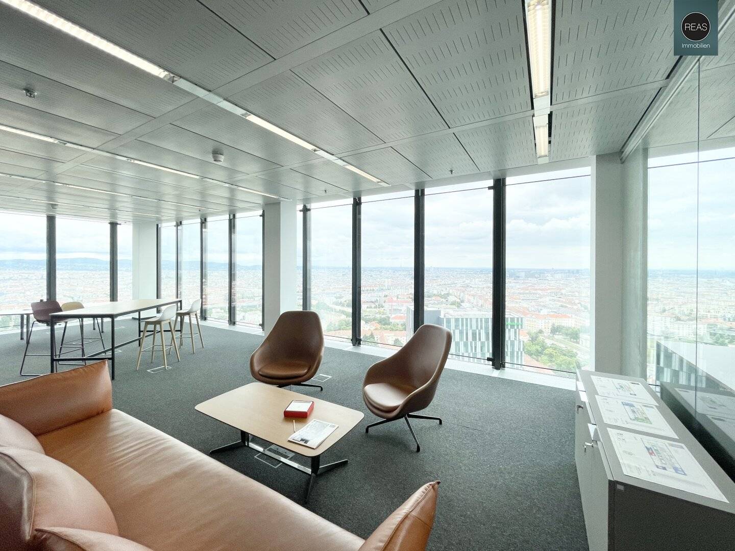 Komplette 18. Etage Bürofläche auf Wienerberg