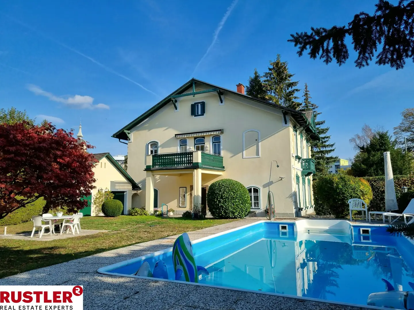 Family apartment in quiet central location with garden and pool