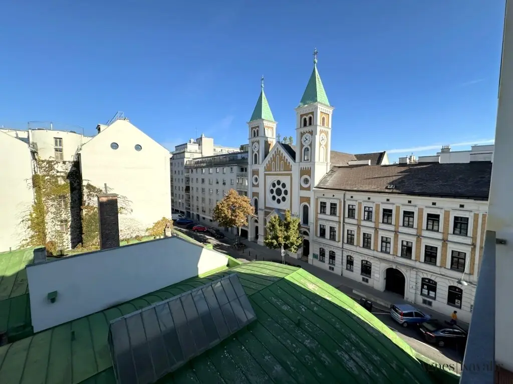 *Wunderschöner Altbau mit Balkon*
