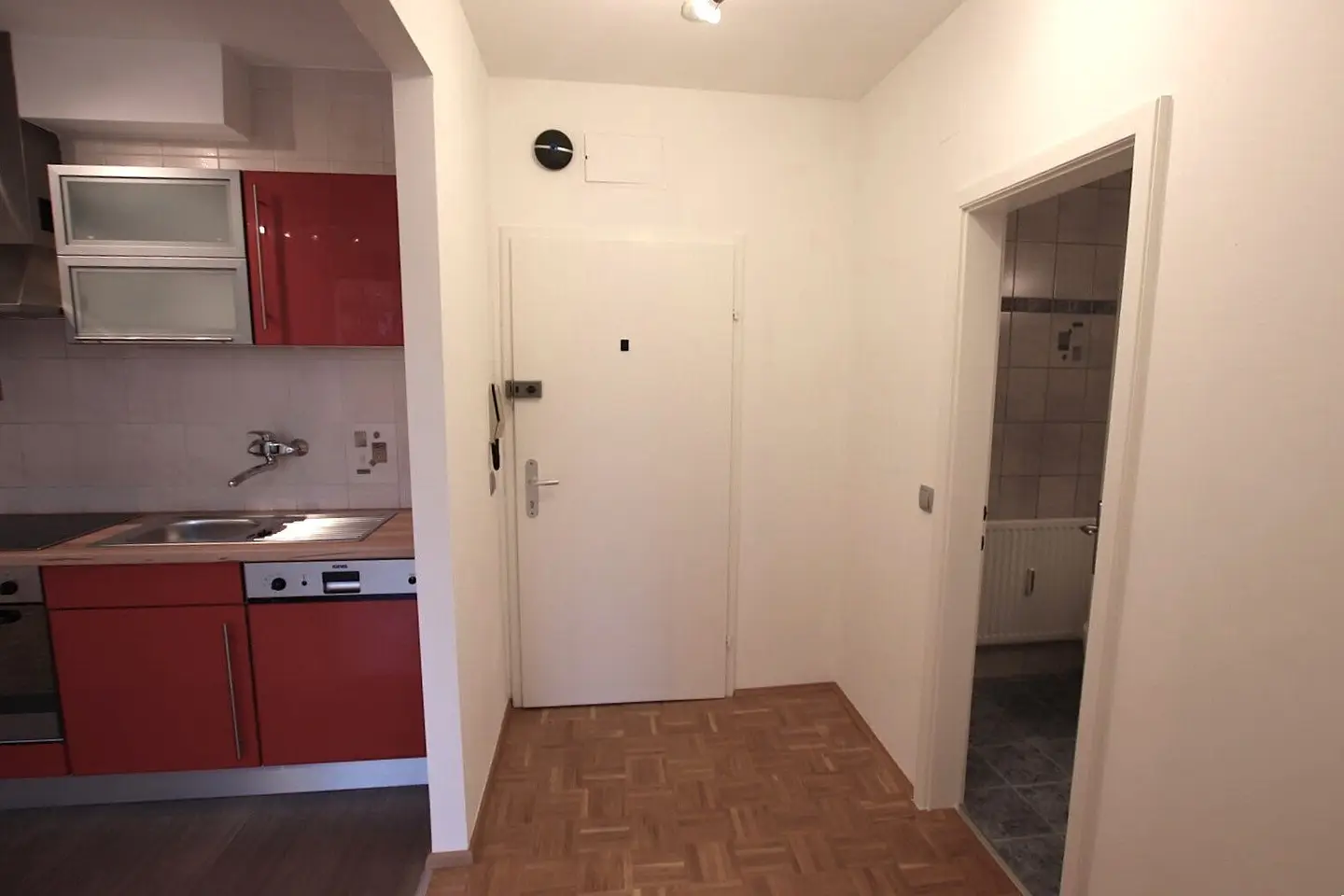 Sanierte, wunderschöne 2-Zimmerwohnung, in bester, ruhiger Lage mit ausreichend Parkplätzen