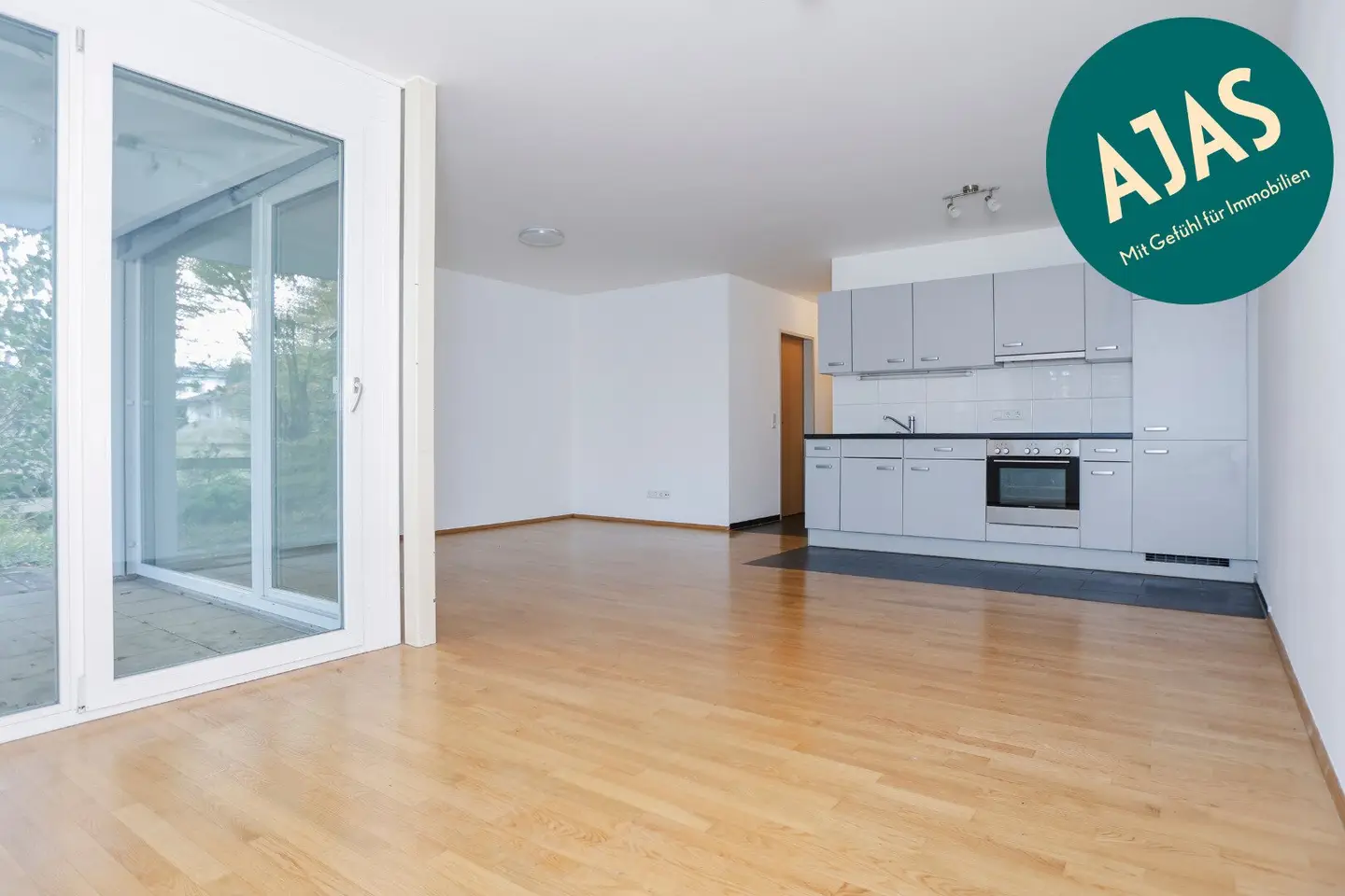 Modern 2-room apartment with garden
