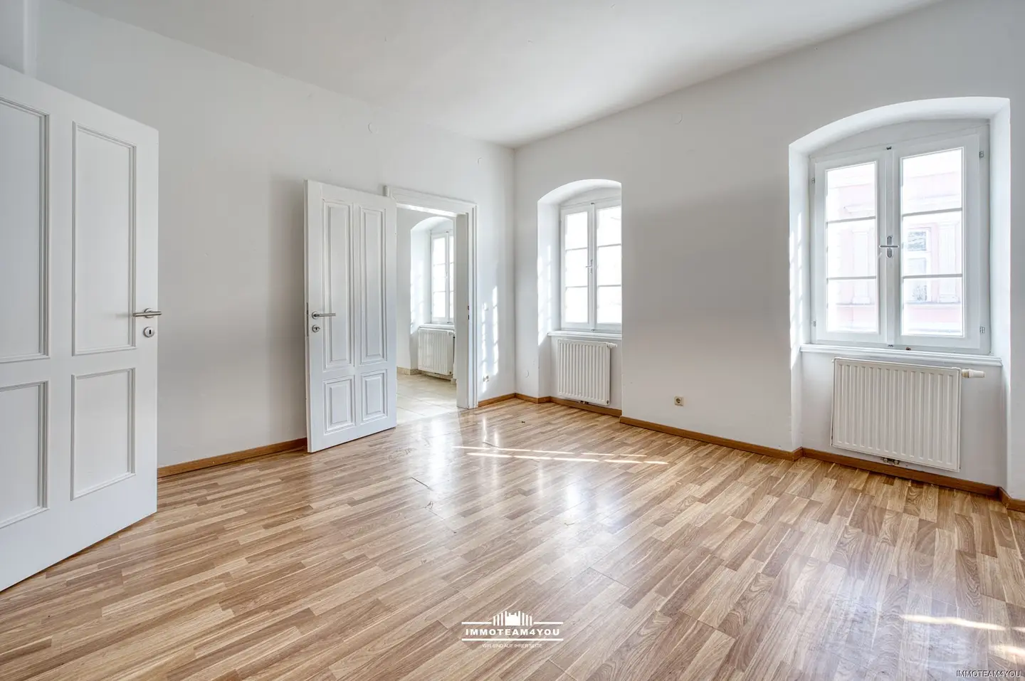 Bright Wohnung with balcony in central location