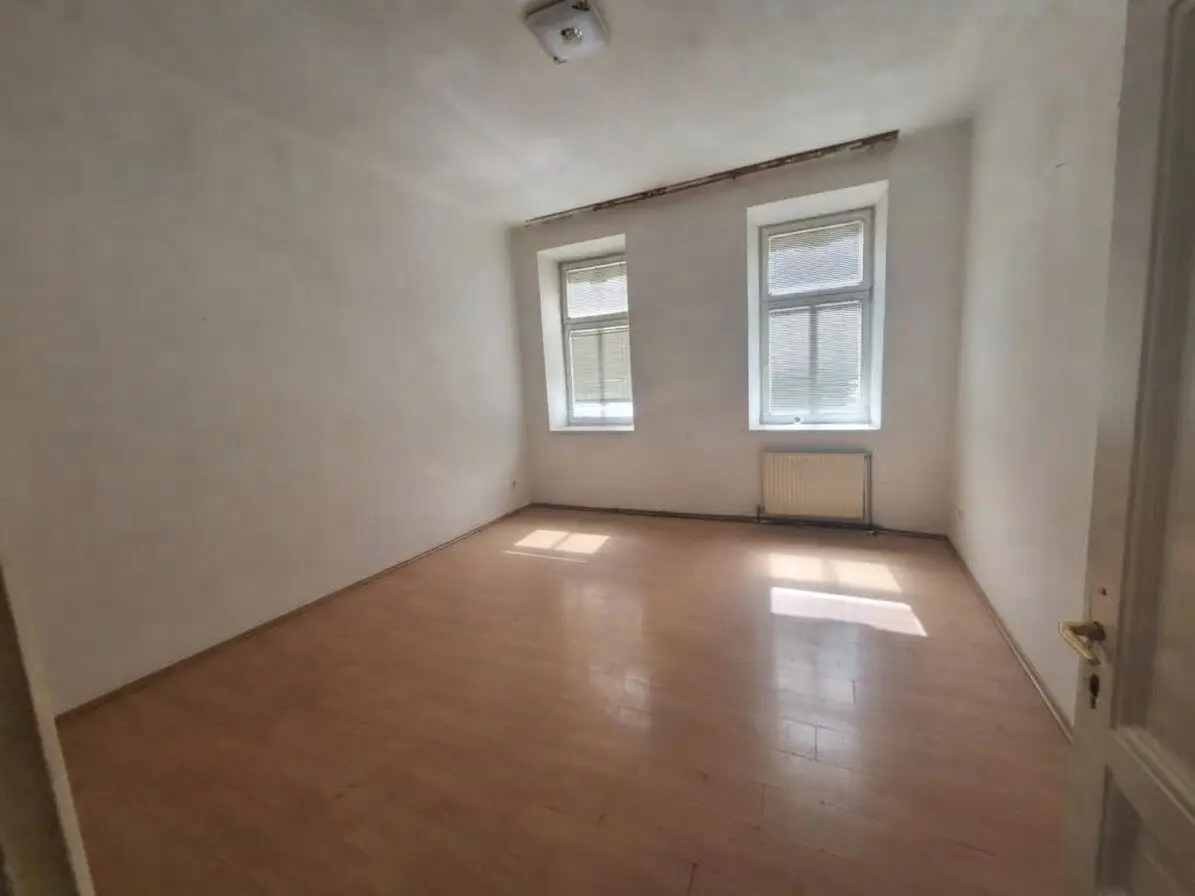 Commission-free 2-room period apartment in Favoriten free and available immediately
