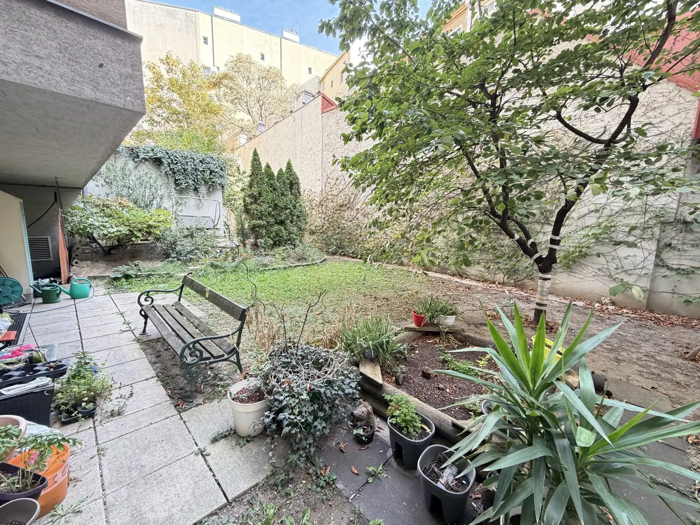 Helle Wohnung mit Gemeinschaftsgarten nahe U3 und Lift