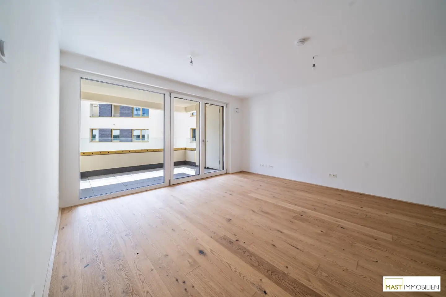 Immediately available 2-room apartment in courtyard location on 6th floor