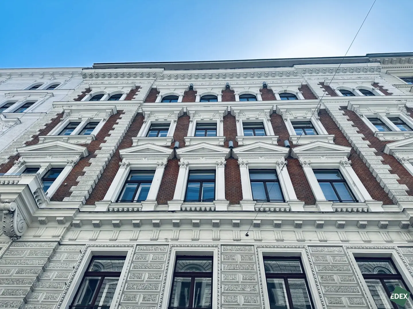 + + + REPRÄSENTATIVER ALTBAU + + + TOP CITY LAGE + + +
