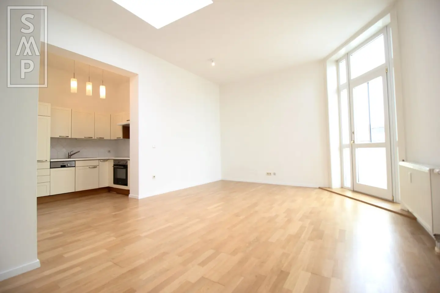 Dream attic gem near Mariahilfer Straße: Smart city apartment with balcony &amp; approx. 20 m² flat roof