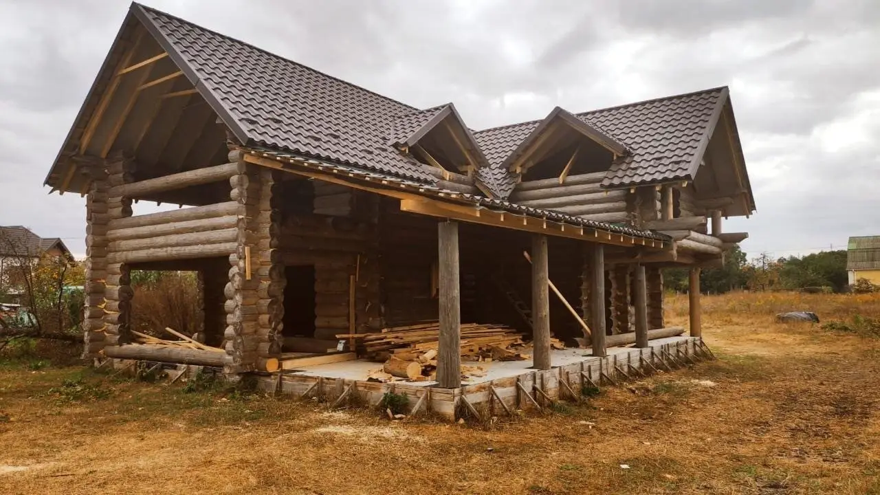 Massives Rundholz-Blockhaus als Rohbau inklusive Dachkonstruktion und Montage – ohne Grundstück und Bodenplatte!