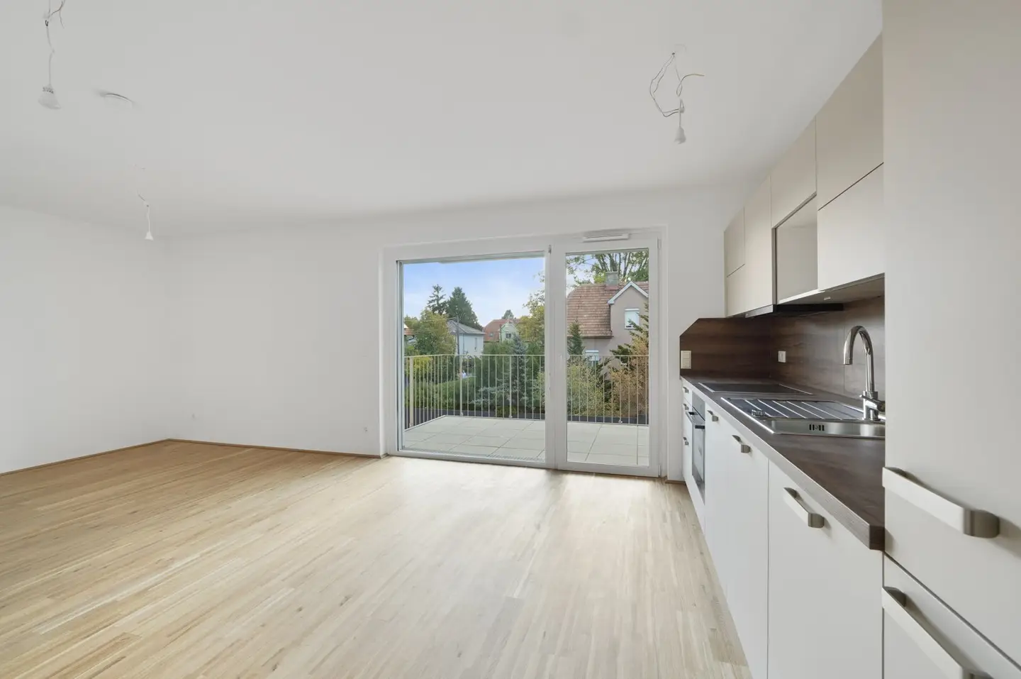 Modern first-occupancy rental apartments with private outdoor areas and garage in the 21st district