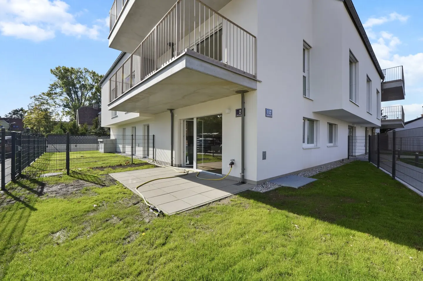 Modern first-occupancy rental apartments with private outdoor areas and garage in the 21st district