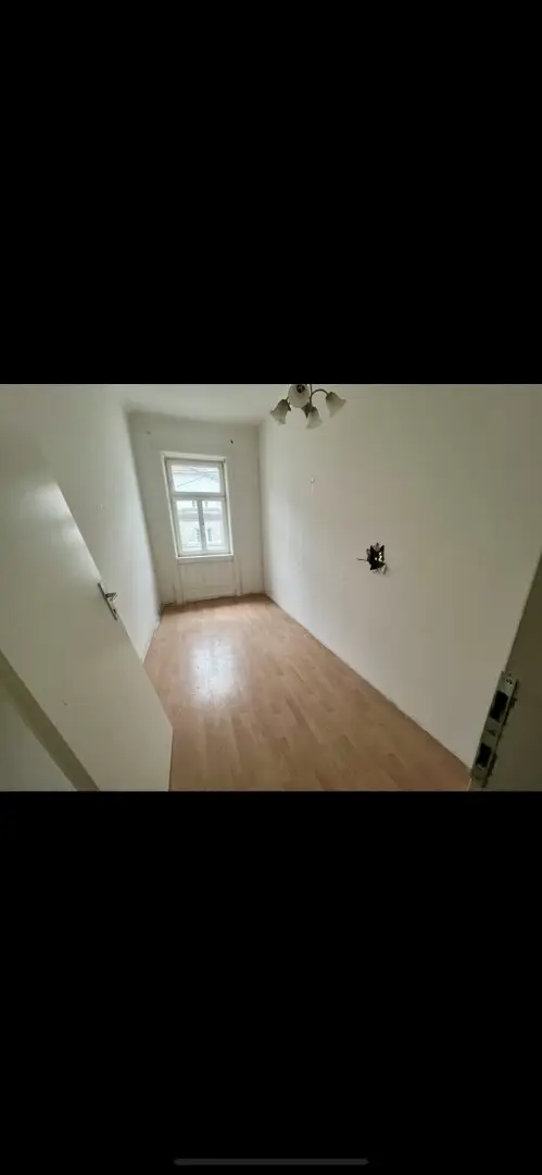 Renovierungsbedürftige 3,5 Zimmer Wohnung im 3ten. Liftstock mit bewilligtem Balkonzubau!