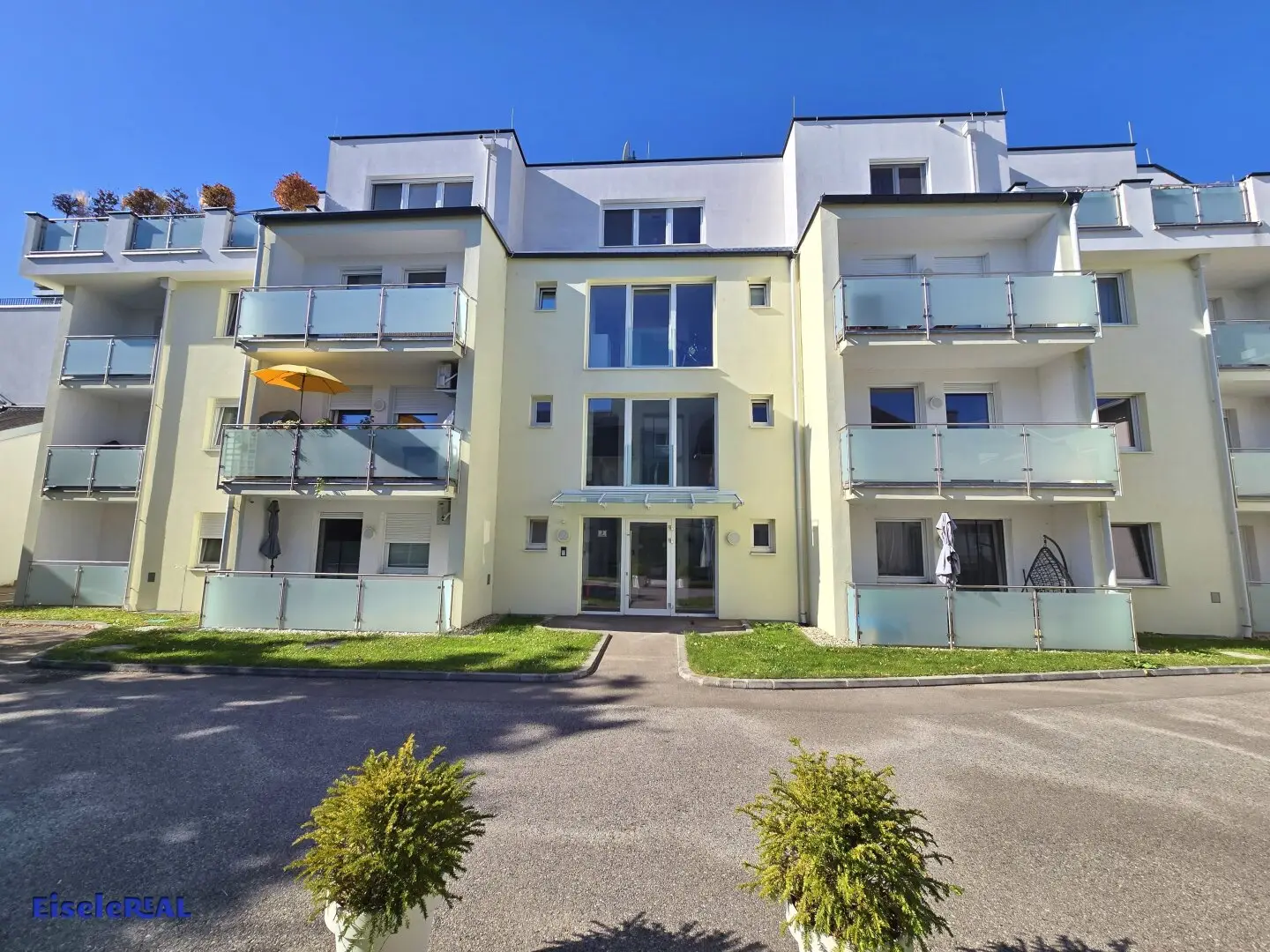 Neuwertig - 3 Zimmer  - Top 4 - zzgl. Heizung