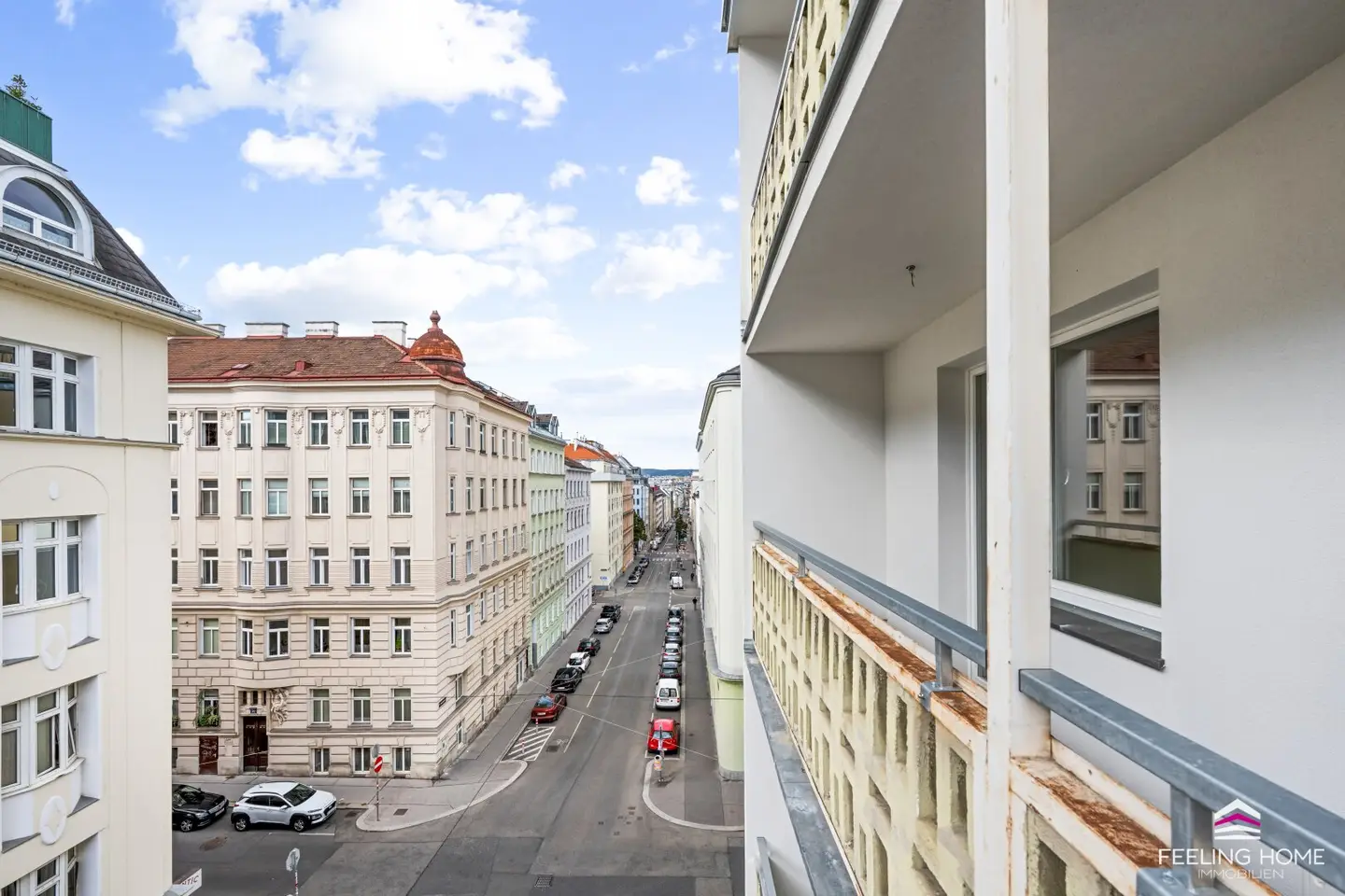 Urban living with feel-good factor: 2022 comprehensively renovated 3-room apartment with loggia