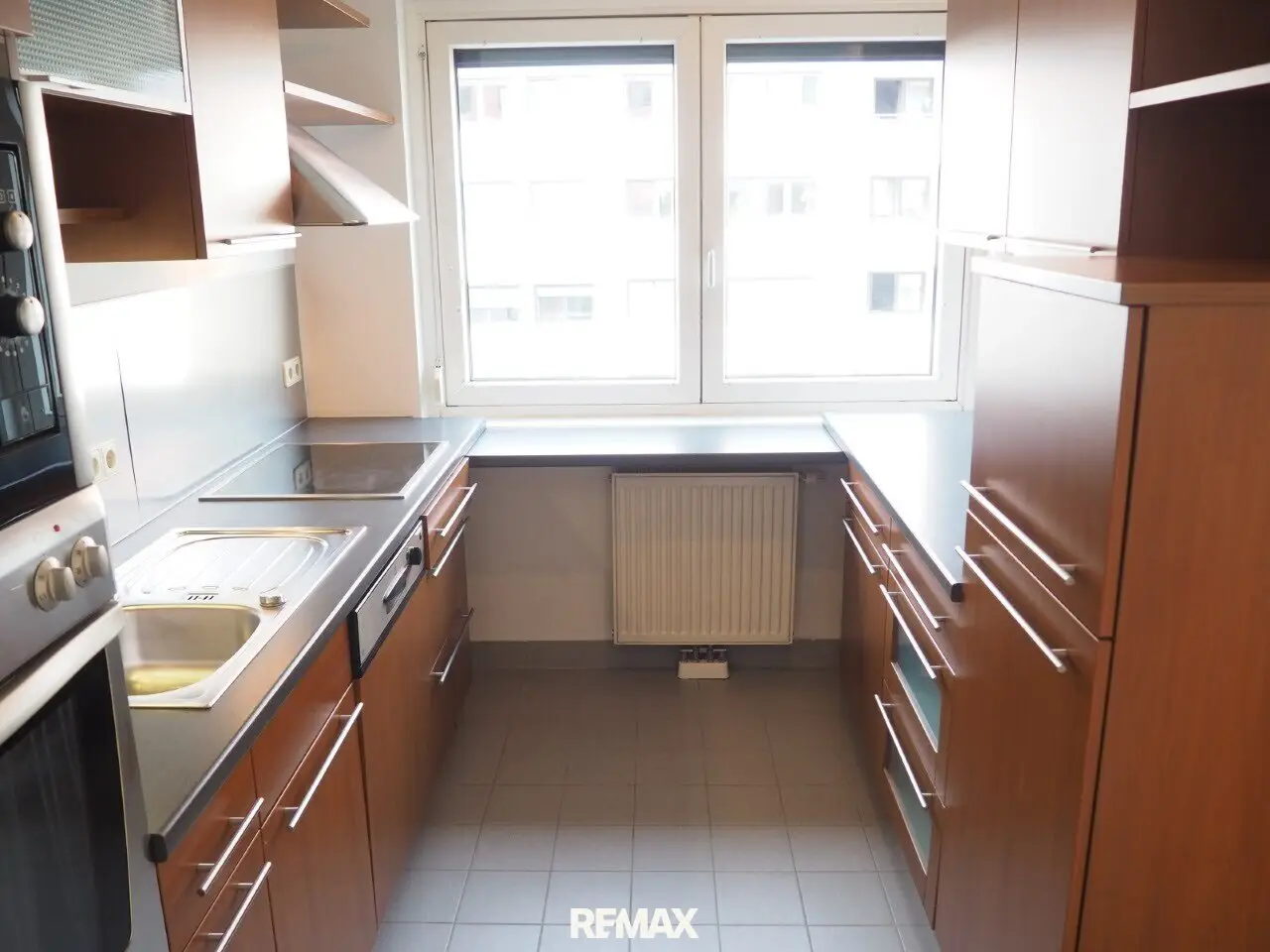 "2-Zimmer-Eigentumswohnung; extra Küche; Abstellraum; Loggia; direkt bei der U1!"