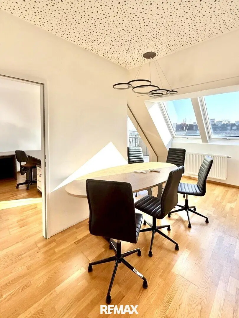 Möbliertes Dachgeschossbüro in Toplage – ideal für Startups &amp; kleine Unternehmen