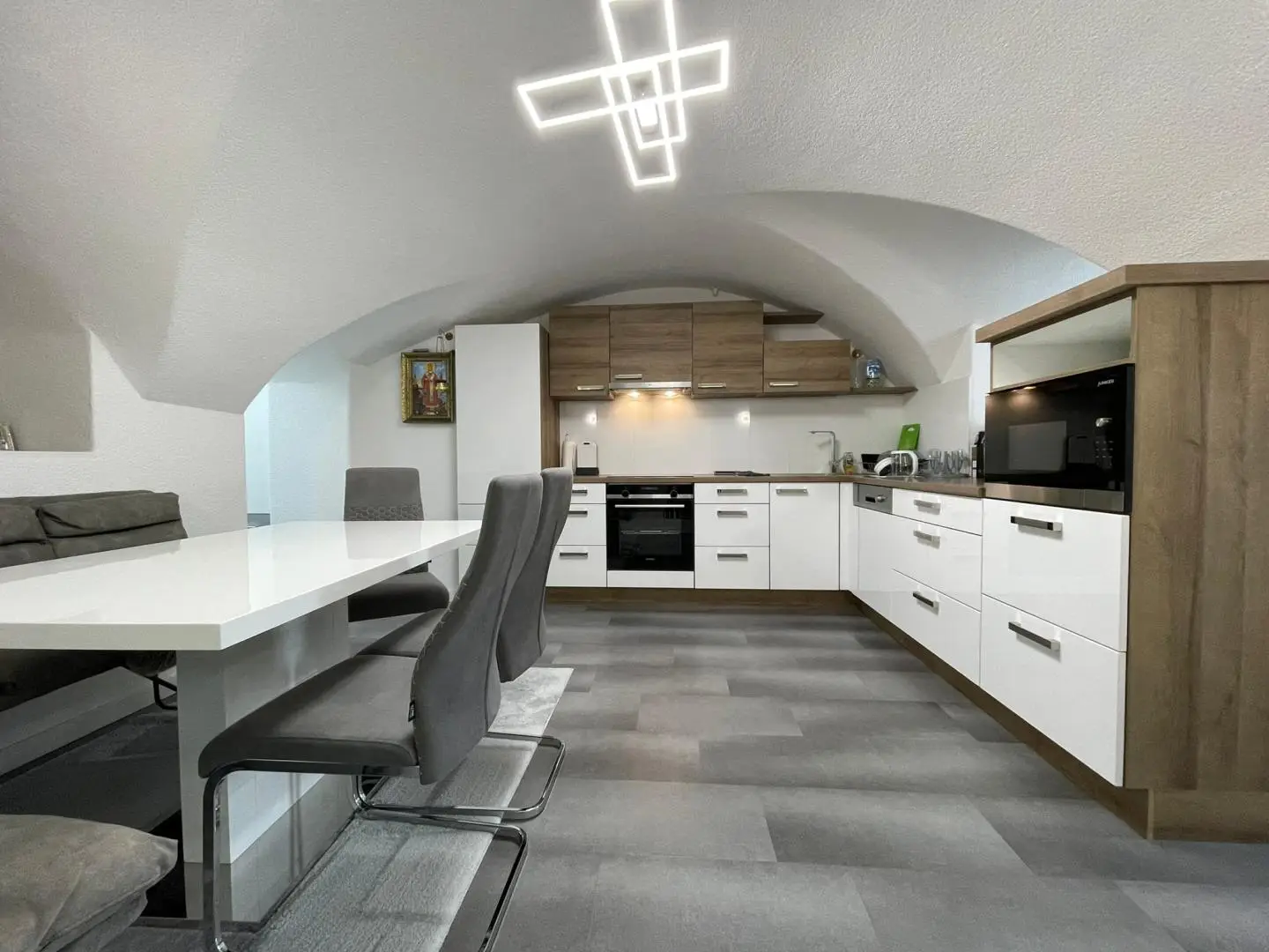 Charmante Wohnung mit Gewölbeküche und Carports