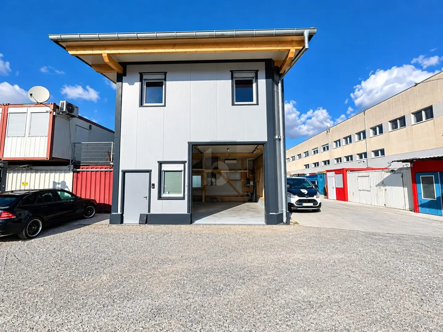 Neuwertige Loftwohnung mit Halle und klimatisiertem Büro
