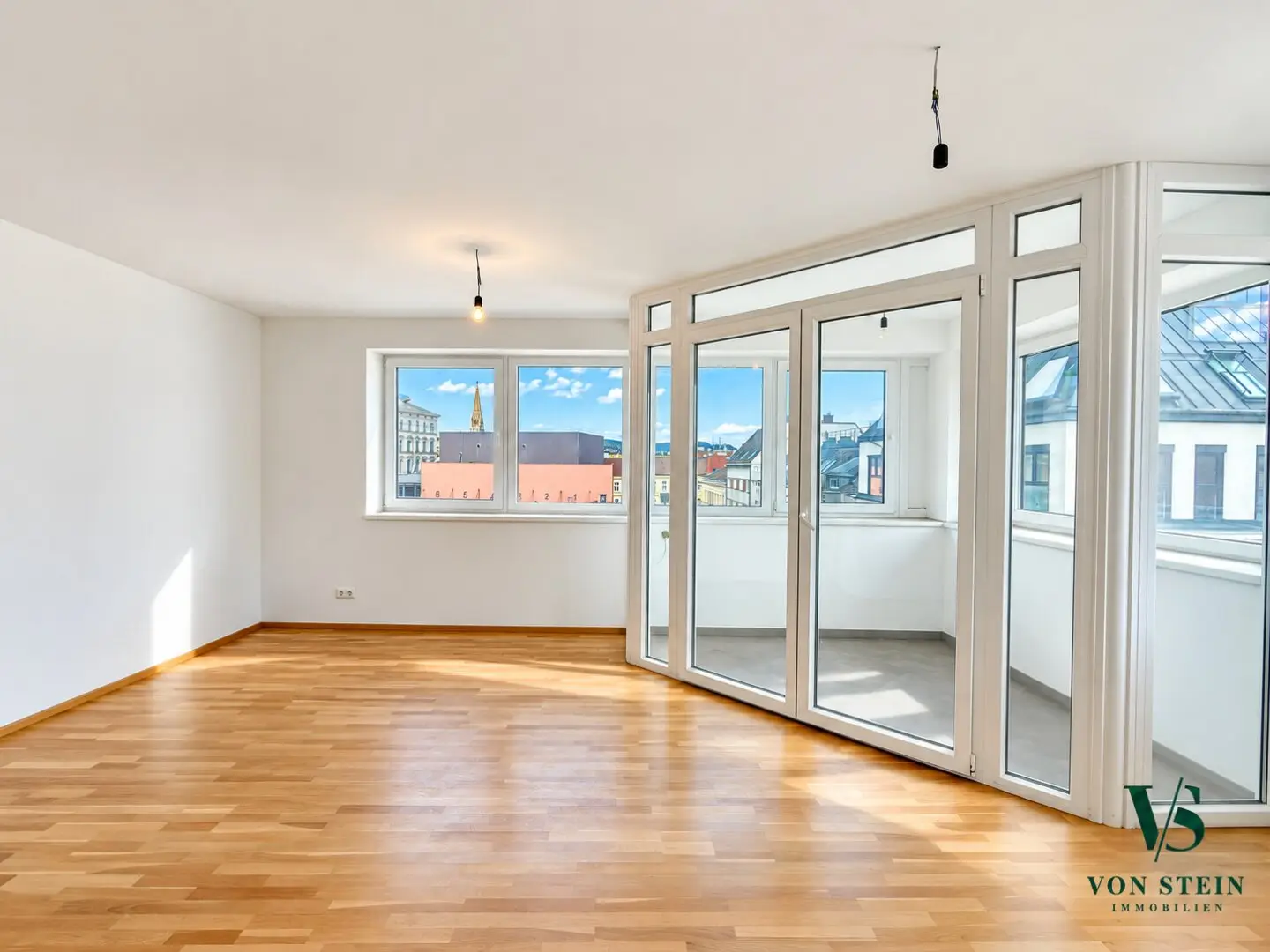 Light-filled living above the roofs of Vienna – Stylish apartment with winter garden and city view
