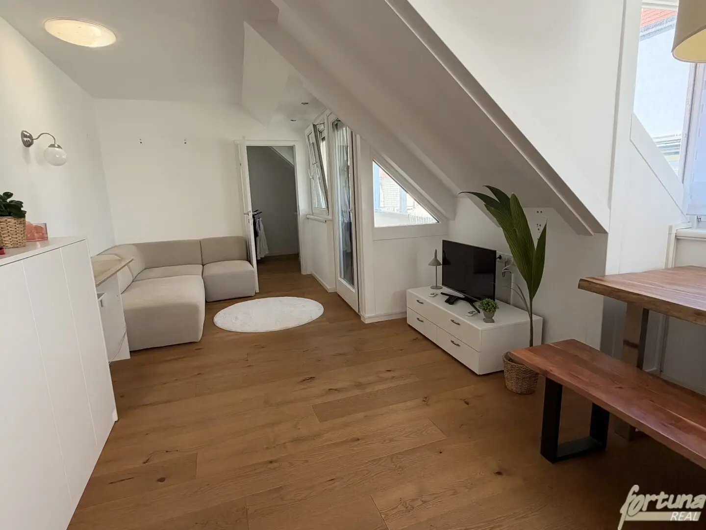 „Zentraler geht’s nicht – helle 2,5-Zimmer-Wohnung in der Blumenstadt“