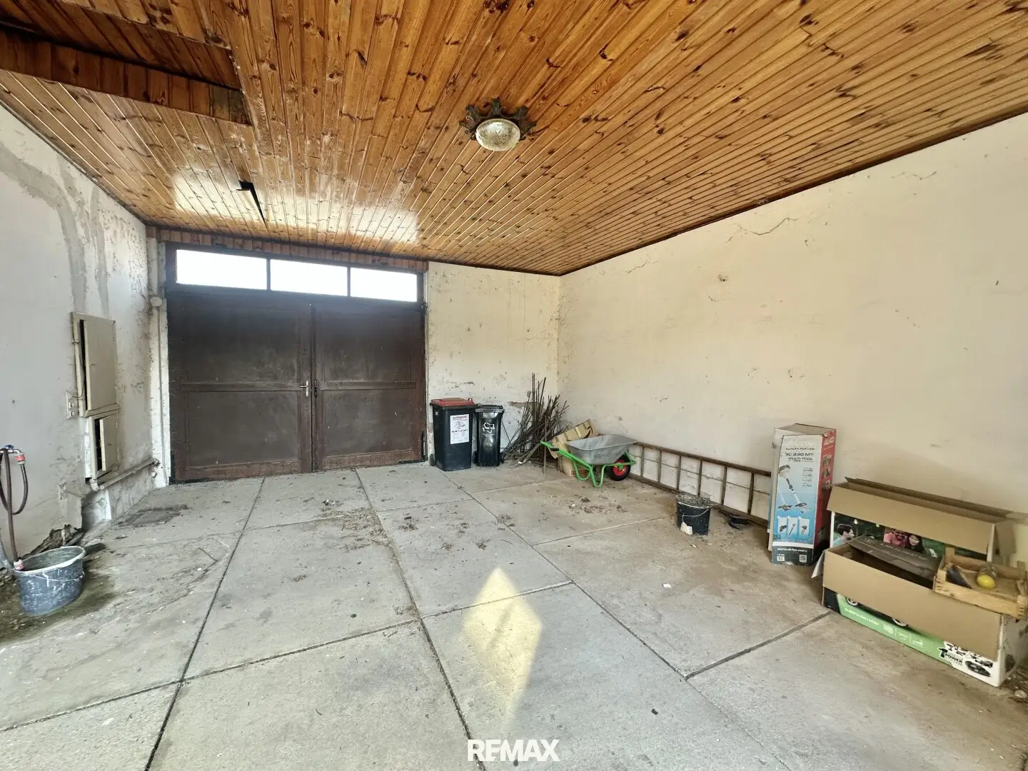 Einfahrt/Garage