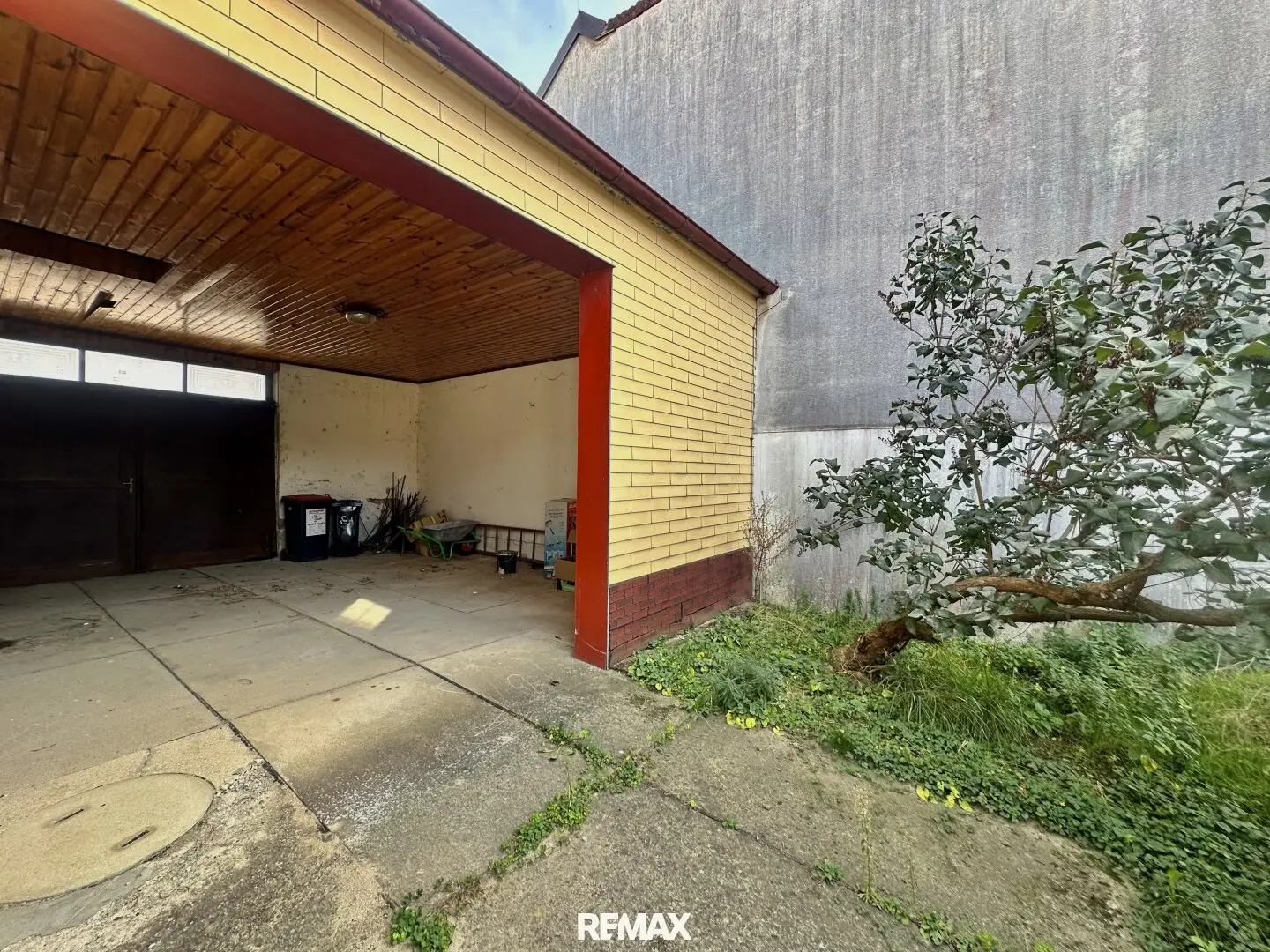 Einfahrt/Garage