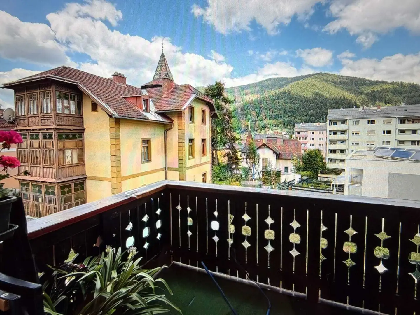 Anlegerwohnung: Drei Zimmerwohnung mit Balkon und Wintergarten!