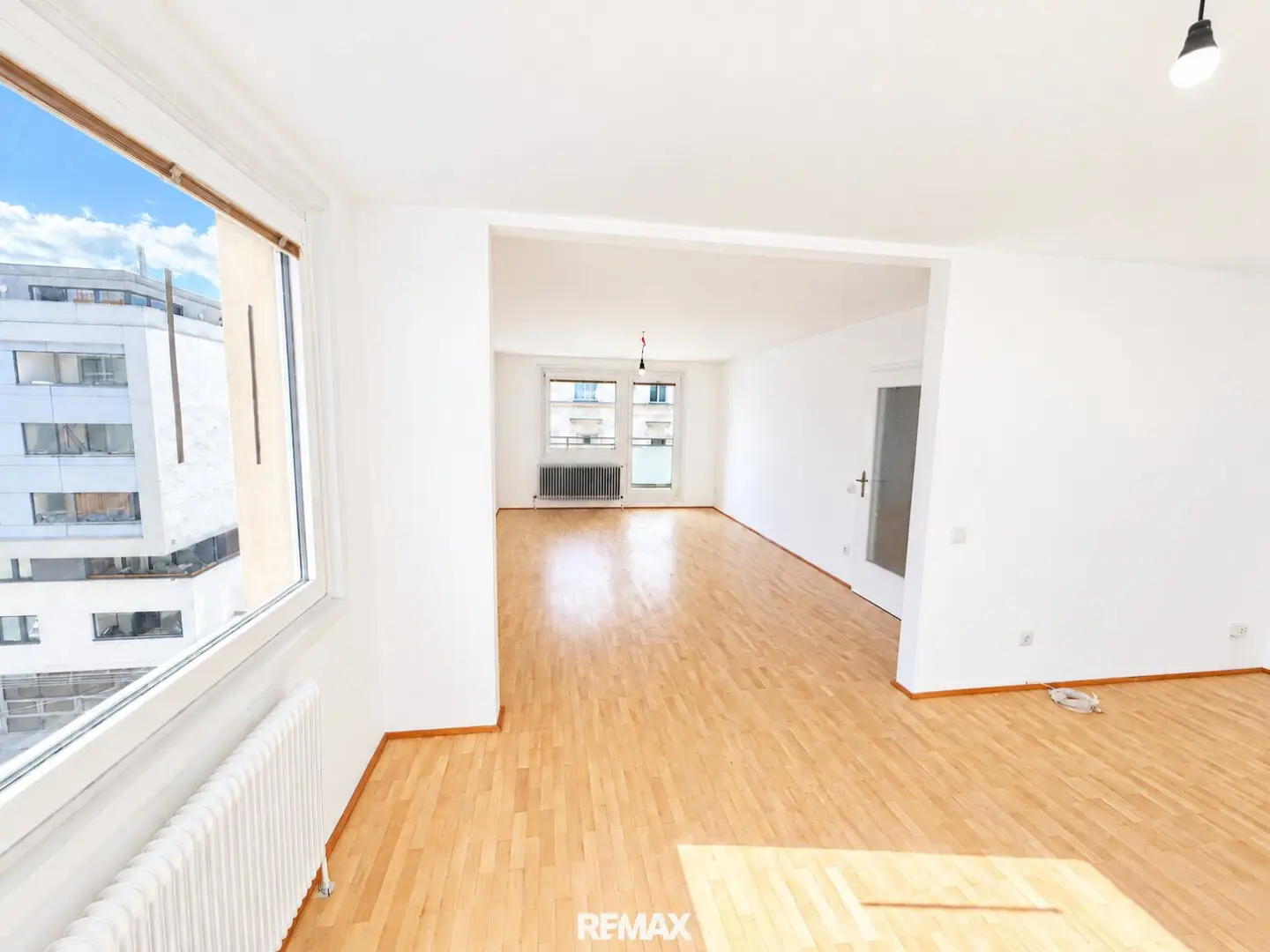 Sanierte 4-5 Zimmer Wohnung mit Loggia